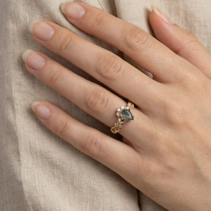Drop Moss Agate Elegant Gold Ring